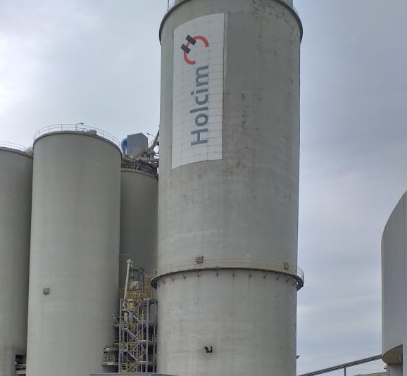 Holcim Argentina abastecerá sus plantas productivas con energía renovable de YPF Luz